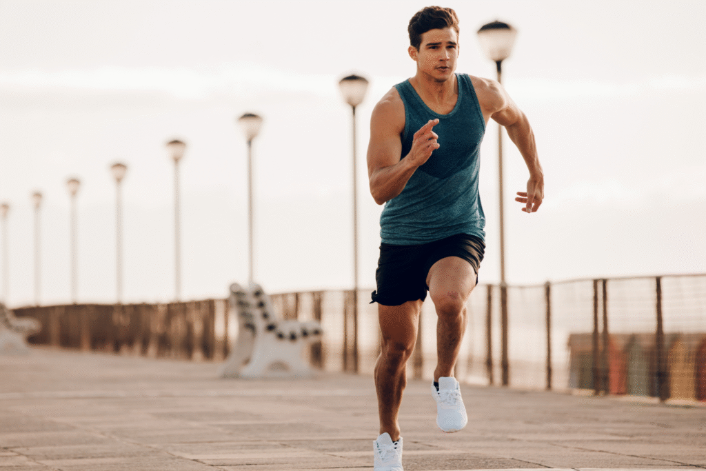 Hombre corriendo en un paseo urbano al aire libre durante la mañana.